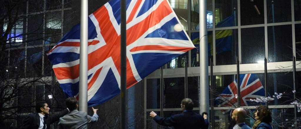 Así bajaban las banderas británicas de la Unión Europea