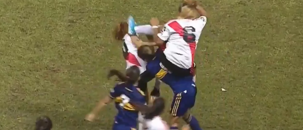Video: una jugadora de River le dio una patada voladora a su compañera