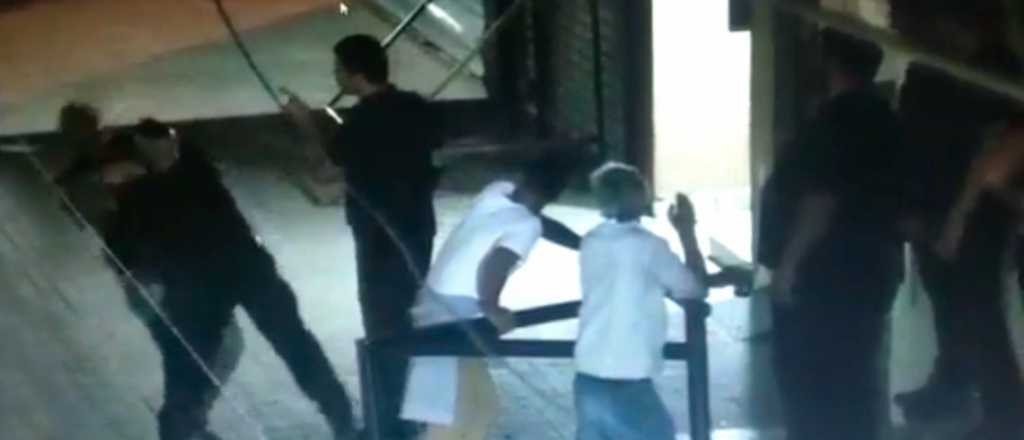 Video: un patovica golpe&oacute; a un hombre a la salida de un boliche
