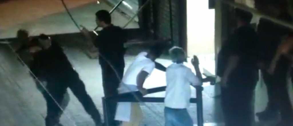 Video: un patovica golpeó a un hombre a la salida de un boliche