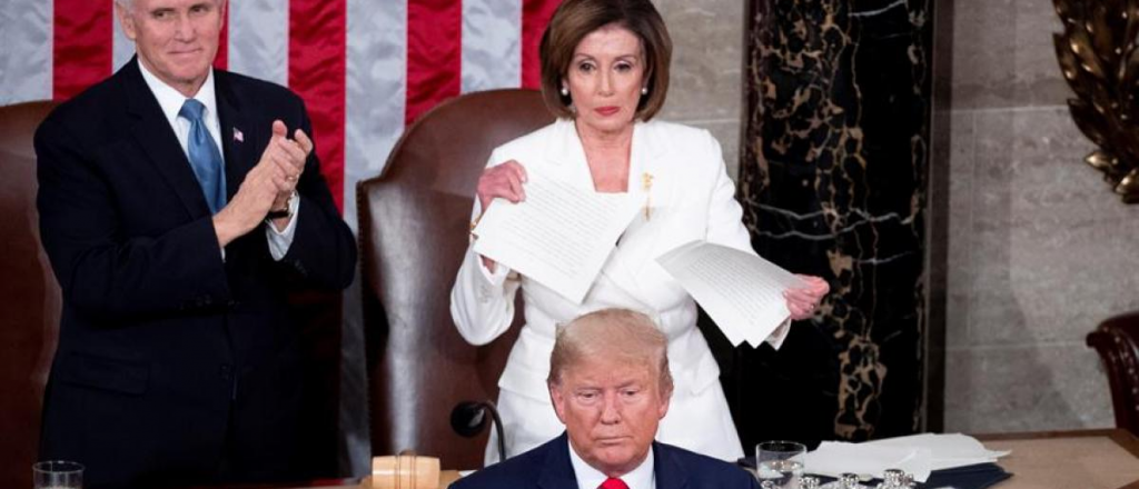 Trump no salud&oacute; a Pelosi y ella rompi&oacute; su discurso en pleno Congreso