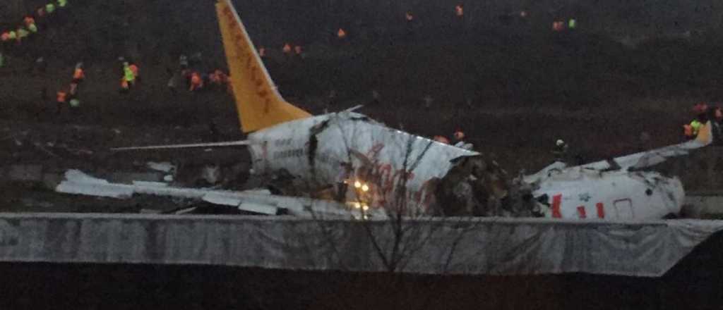 Video: un avión despistó en Estambul y se partió en tres
