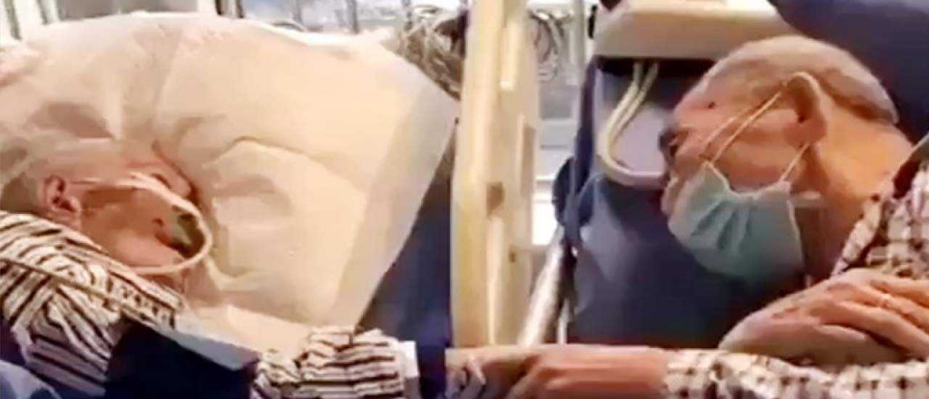Video: una pareja de viejitos con coronavirus se despide en el hospital
