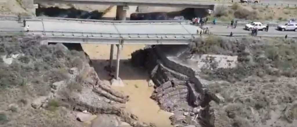 Video: así quedó el puente de la Ruta 40 después de la lluvia