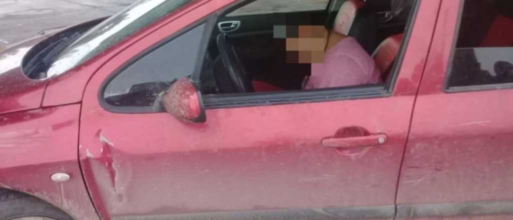 Encontraron a un hombre borracho, dormido y con sus dos hijos en el auto