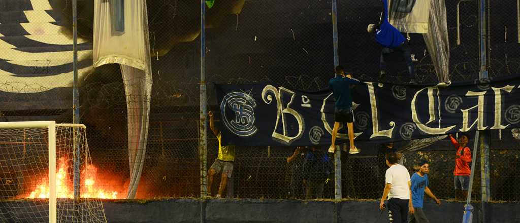 Violencia en el fútbol: los barras de la Lepra colgaron banderas
