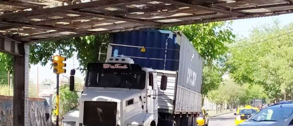 Un camión se incrustó bajo un puente en Godoy Cruz