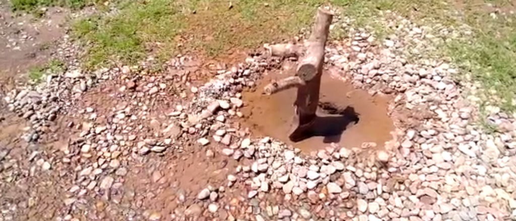 Vecinos denuncian fuga de agua potable en Carrodilla