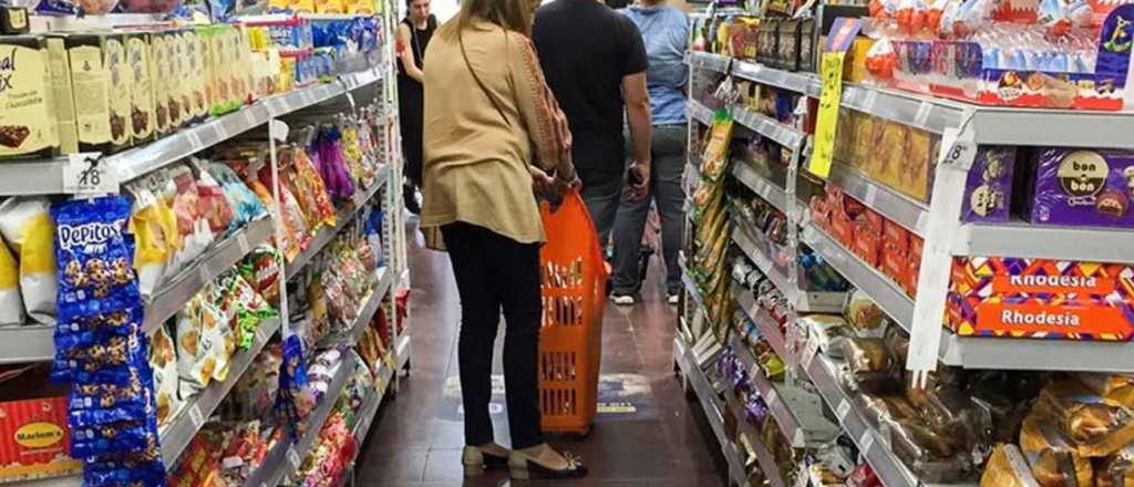 Consumidores alertan por remarcaciones de precios en los supermercados