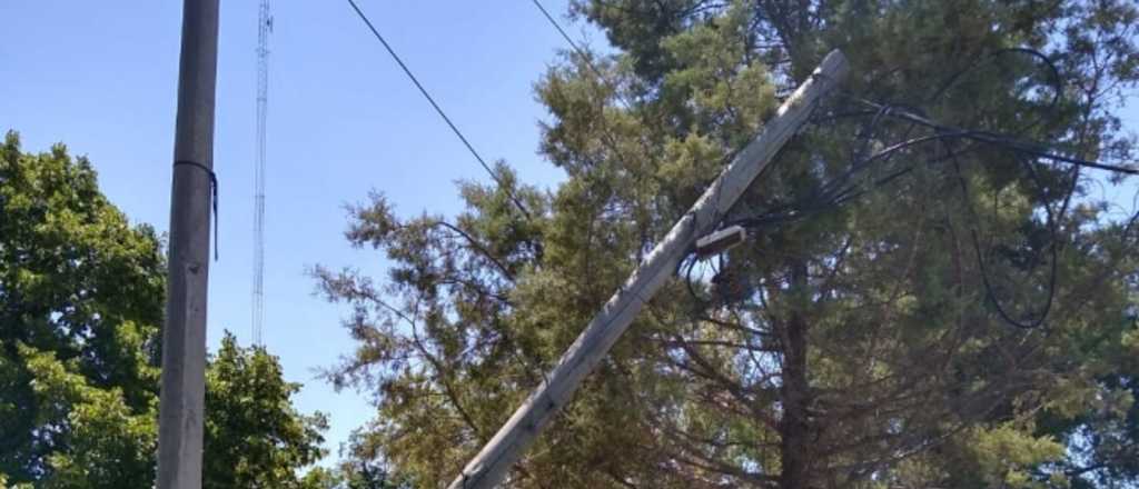 Un camión tocó un cableado telefónico y arrancó postes en Tunuyán