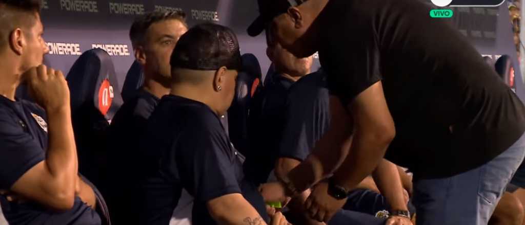 Video: el sospechoso paquete que le dieron a Maradona en pleno partido