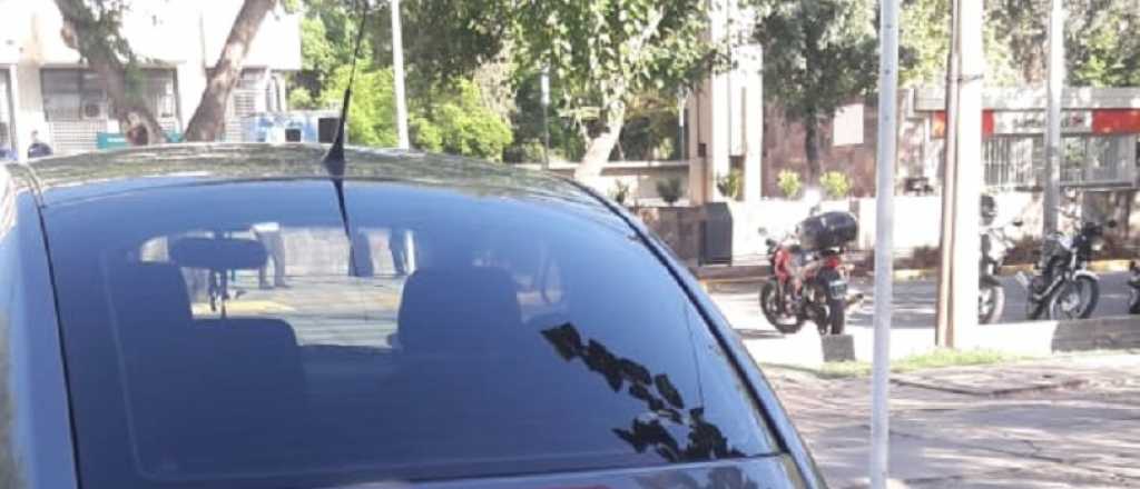 Estacion&oacute; en lugar para discapacitados frente a la municipalidad de Capital