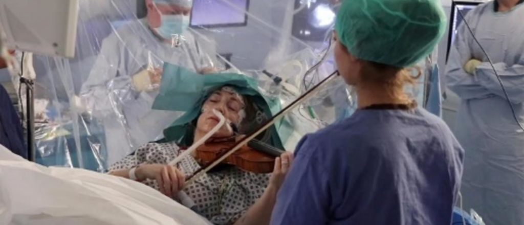 Una mujer toc&oacute; viol&iacute;n mientras le extra&iacute;an un tumor cerebral