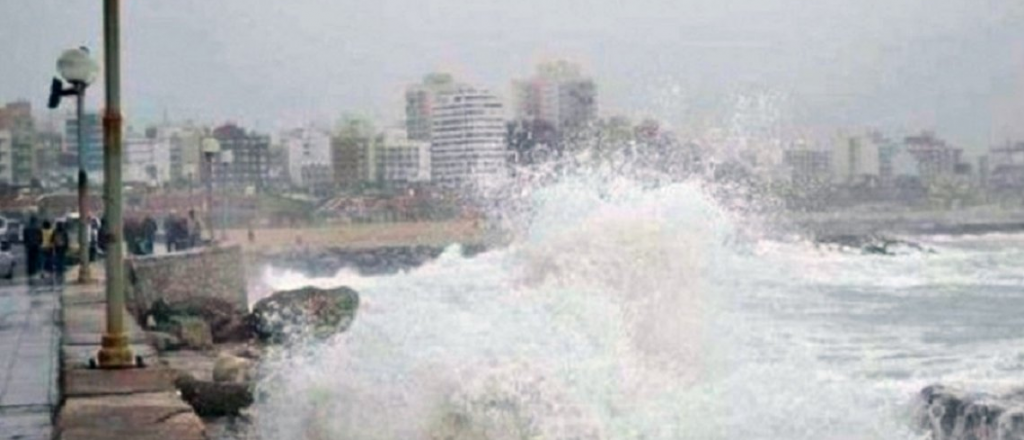 Fuerte temporal en la costa atlántica: olas de diez metros en Necochea