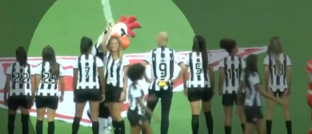 Despidieron a la mascota de Mineiro por gesto machista con una jugadora
