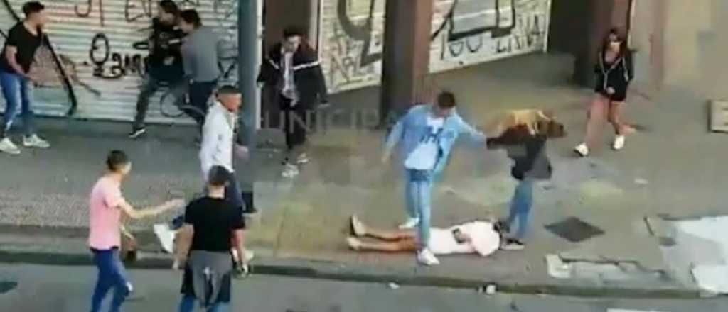 Violencia urbana: el video de la brutal golpiza a una mujer en La Plata