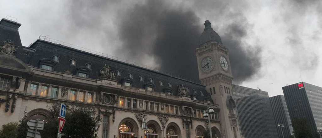 Incendian una histórica estación de tren en París en una manifestación