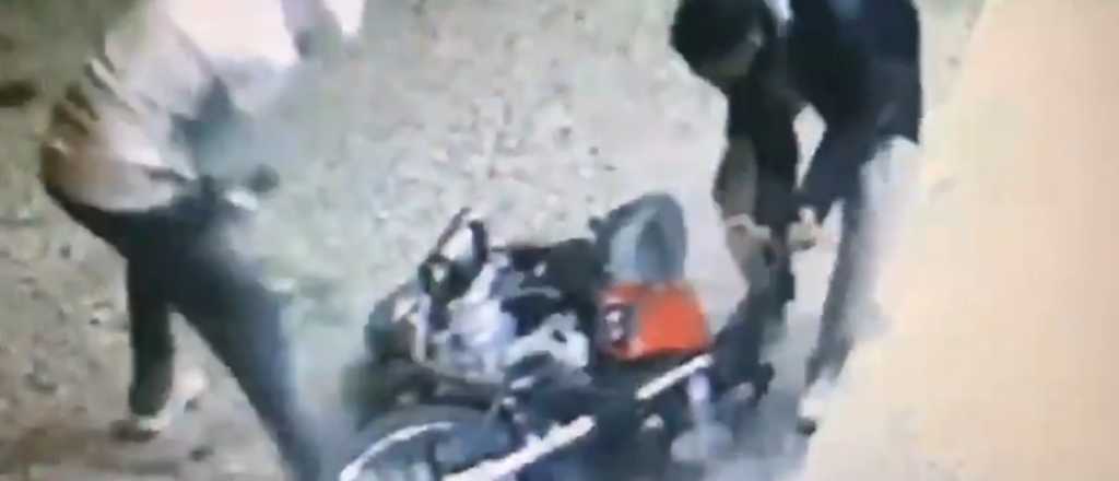 Video: le quisieron robar la moto y como no pudieron, se la destruyeron