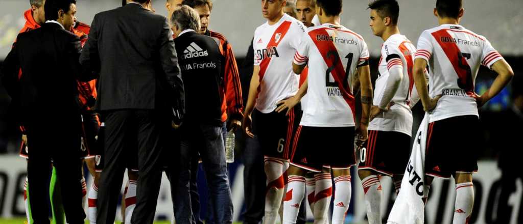 El plantel de River se sac&oacute; una foto burl&aacute;ndose de Boca