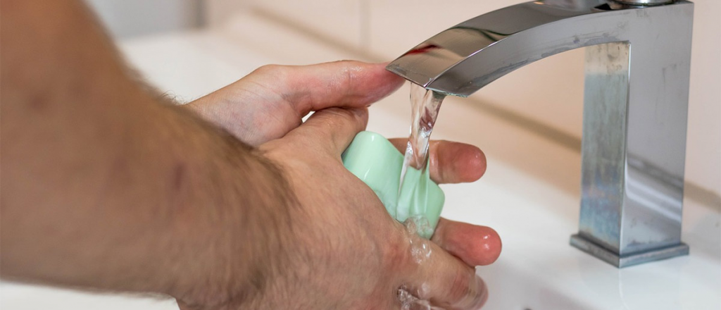 Contra el coronavirus: agua, jabón y lavandina 