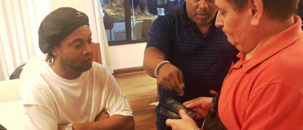 Ronaldinho ingres&oacute; a Paraguay con documento falso y qued&oacute; detenido