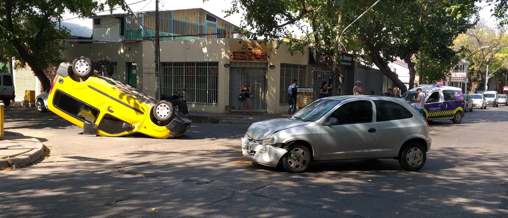 Volcó un auto en un choque en Guaymallén 