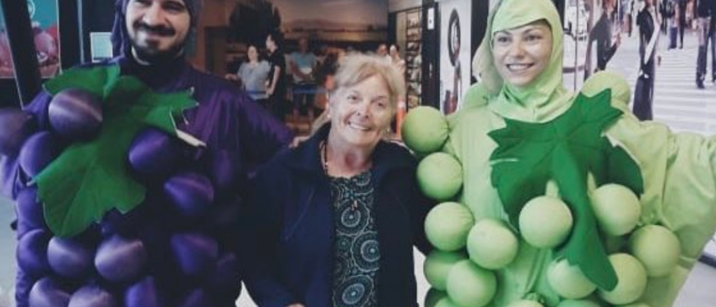 El Gobierno de Mendoza recibi&oacute; a los turistas en la terminal con disfraces