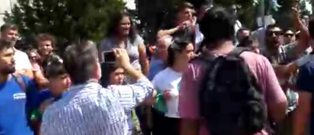 Video: tensión entre manifestantes a favor y en contra de Evo en Mendoza