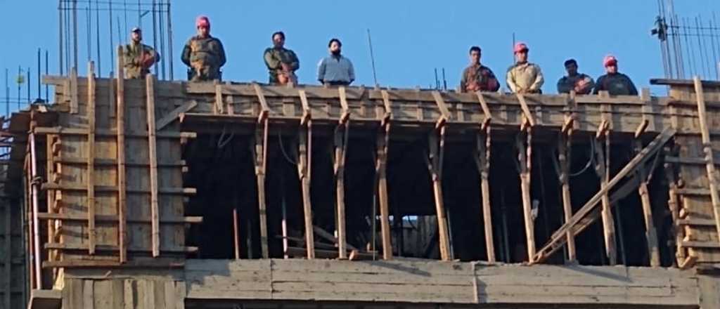 Alba&ntilde;iles dejaron de trabajar para cantar "Aurora" con los alumnos