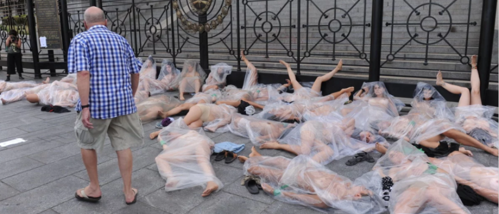 Mujeres se embolsaron semi desnudas frente al Congreso para protestar