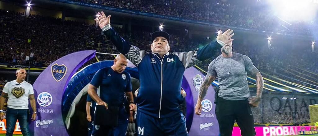 Video: Maradona se fue de la Bombonera haciendo la "gallinita" para River