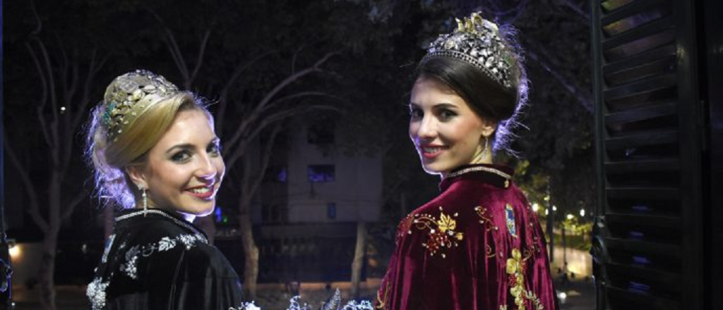 Con nuevo escenario, las reinas de la Vendimia vivieron su serenata