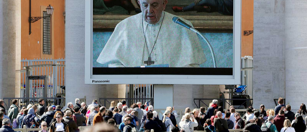 El Papa rezó el Ángelus en streaming en una plaza con poca gente