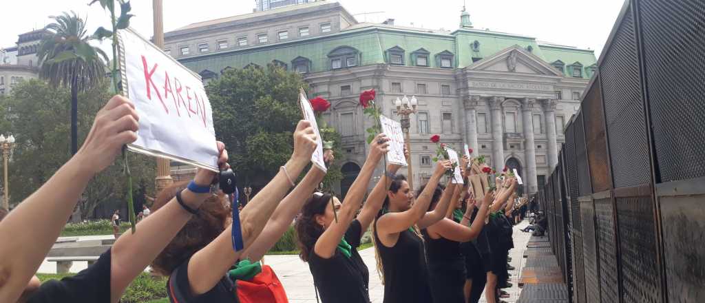 Dejaron una rosa en Casa Rosada por cada femicidio de 2020