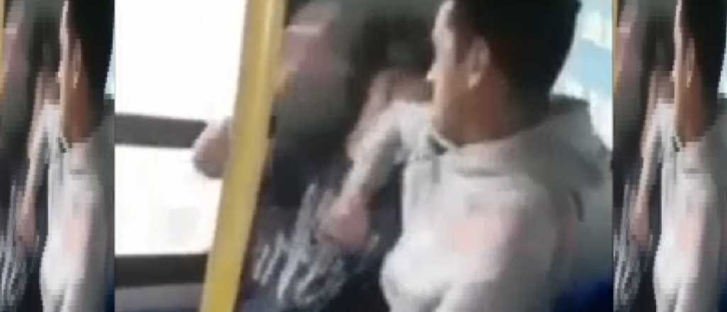 Video: un joven golpeó brutalmente a otro en un colectivo