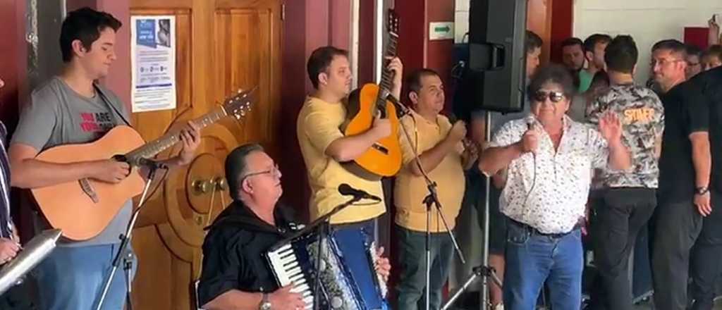Video: Los Palmeras cantaron en el Notti