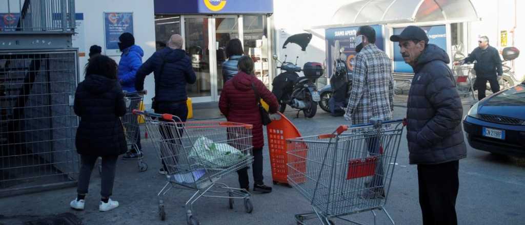 Video: italianos dejan m&aacute;s de un metro de distancia en la cola para entrar al s&uacute;per