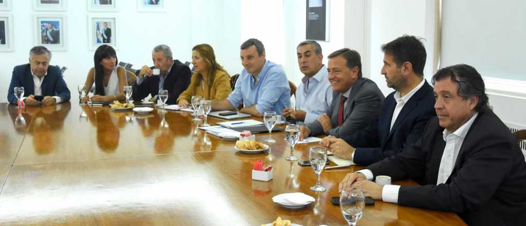 Suarez está reunido con sus ministros para definir restricciones