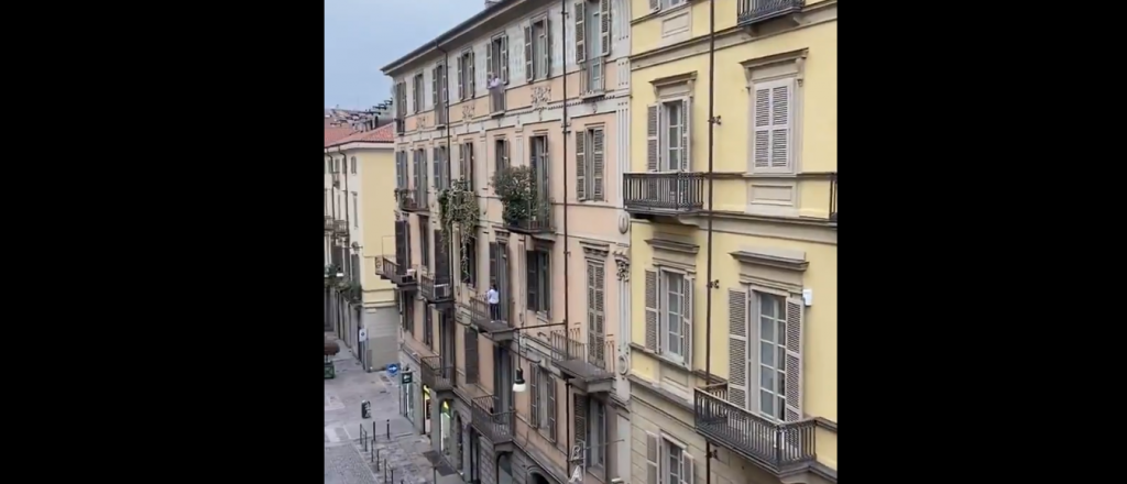 Cientos de italianos salen a cantar a los balcones para levantar la moral