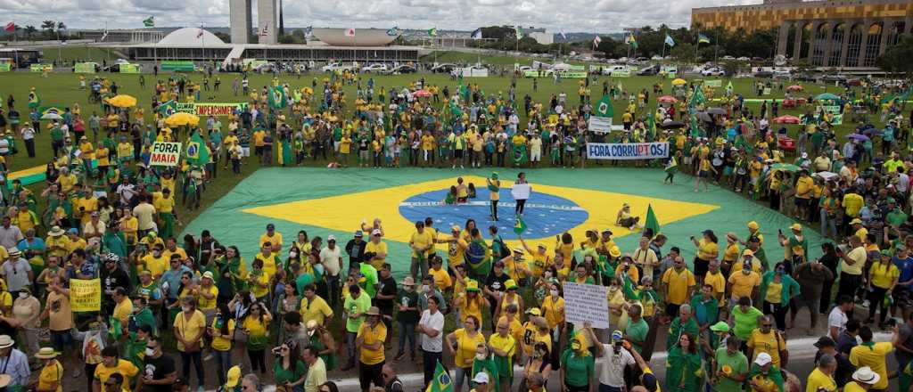 Bolsonaro rompió la cuarentena y saludó a los manifestantes