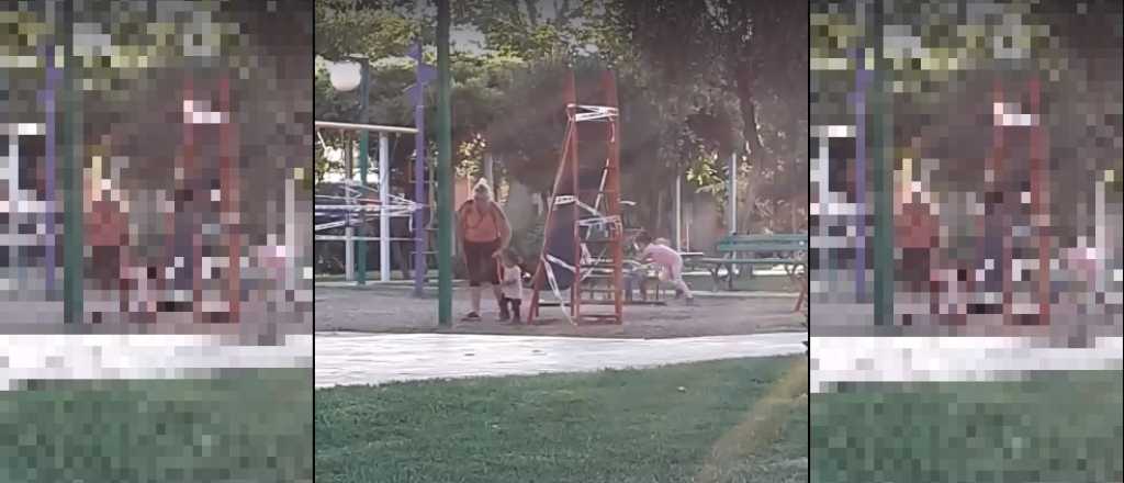 Rompi&oacute; las cintas de seguridad para usar los juegos en una plaza