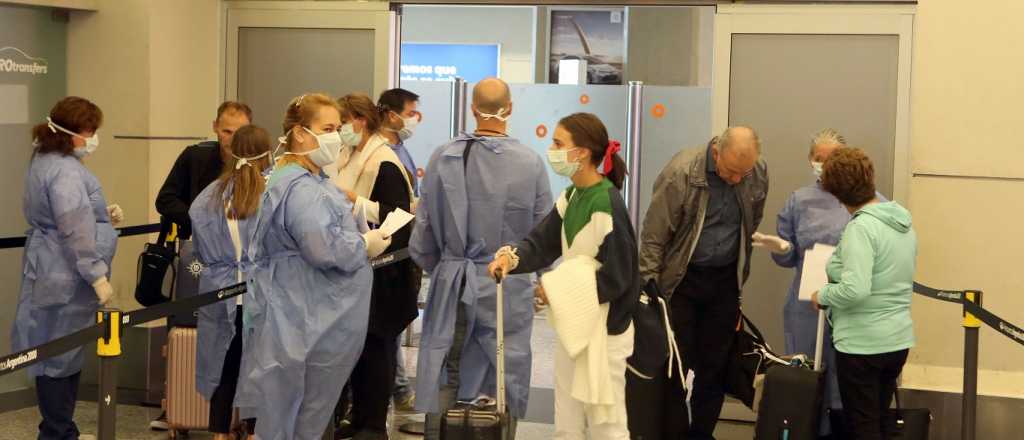 Prohiben ingresar con acompañantes al aeropuerto de Mendoza