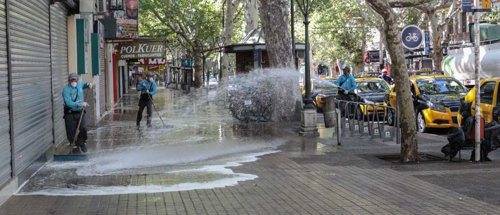 En Ciudad lavan las veredas con agua y lavandina