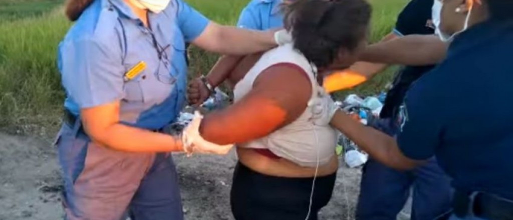 Video: una mujer que rompió la cuarentena mordió a una policía 
