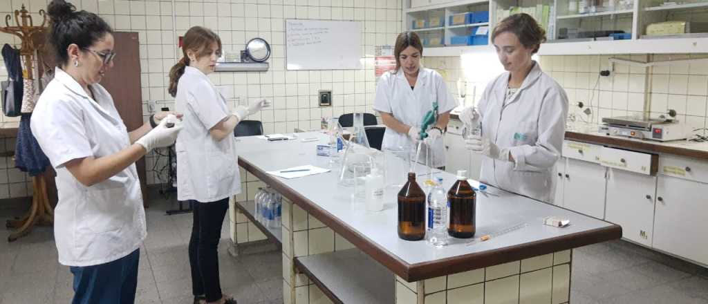 La Municipalidad de Mendoza está fabricando alcohol en gel y barbijos
