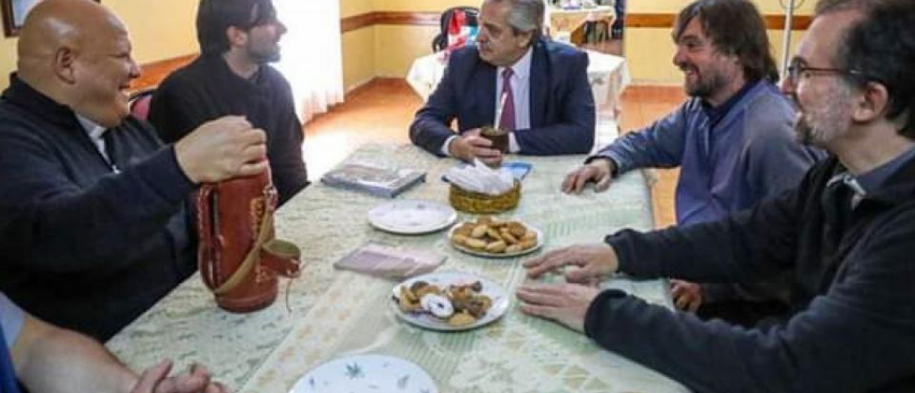 El presidente agradeci&oacute; a los curas villeros con un video en Twitter