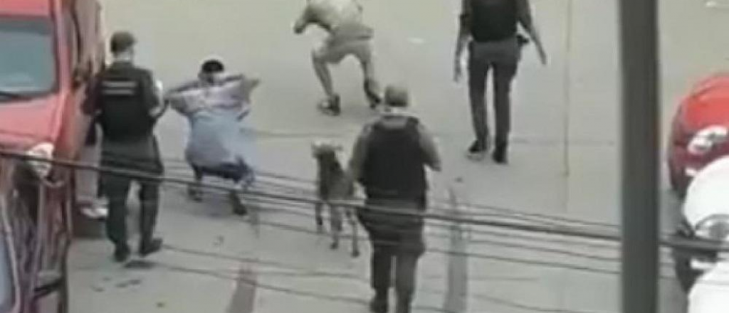 Gendarmes "pusieron a bailar" a chicos que no cumplieron aislamiento