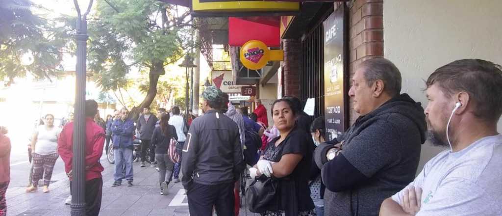 Las calles en pandemia: grandes colas por la falta de dinero en cajeros