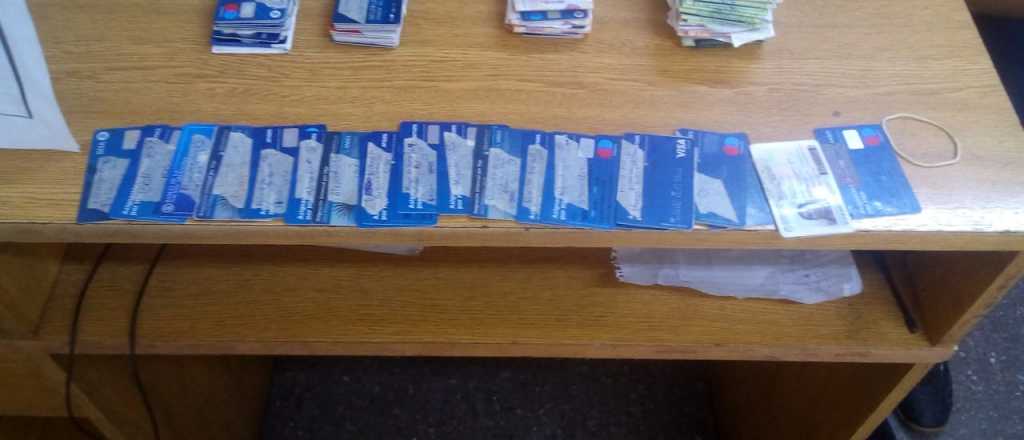 Detuvieron a una pareja con una "pila" de tarjetas de d&eacute;bito, DNI y 85 mil pesos