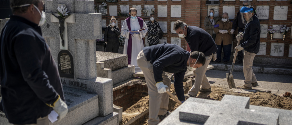 España prohíbe los velatorios y funerales, y al entierro sólo podrán ir 3 familiares